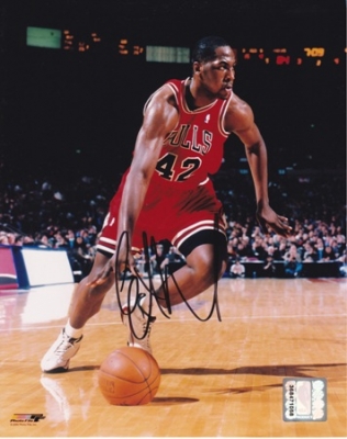 Elton Brand Autographed 8x10 Chicago Bulls Photo

